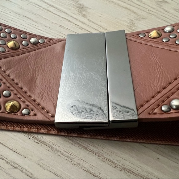 Fina Firenze Medium tan with gold/silver studding with elastic back. 2.5”Wx32”L - Picture 4 of 8